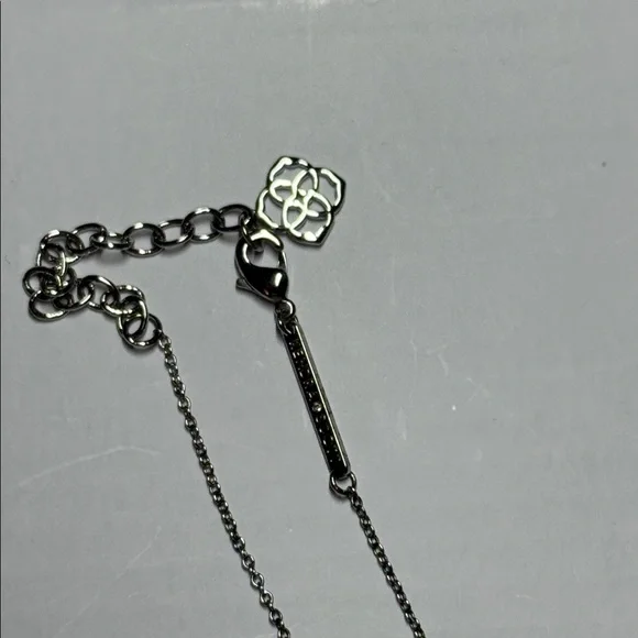 Kendra Scott Ari Heart Necklace and Earrings in Dichronic glass - Picture 5 of 5